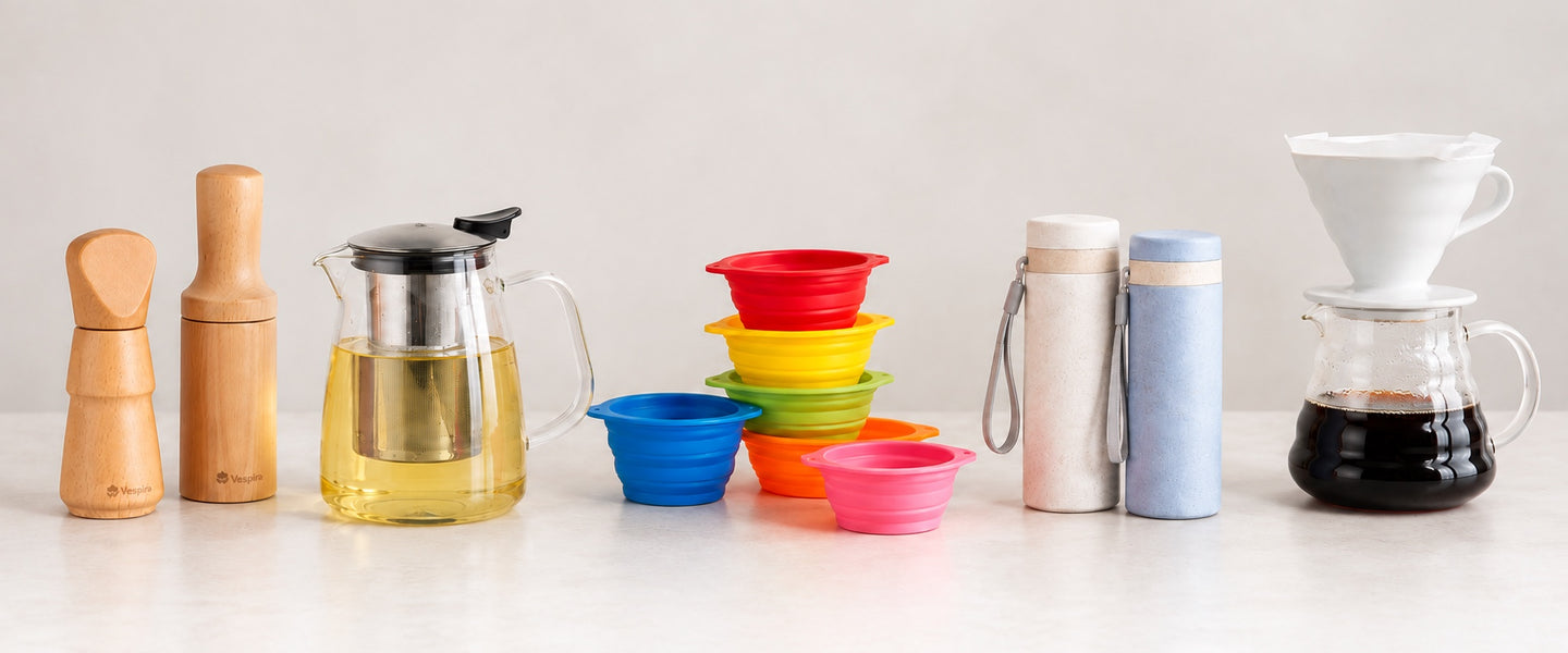 Kitchenware collection with wooden mills, a glass teapot, collapsible containers, water bottles and a coffee brewer
